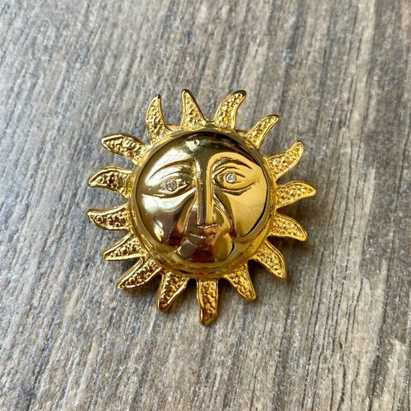 VINTAGE TEXTURED GOLD SUN FACE BROOCH PIN WITH DIAMOND EYES - Picture 3 of 14